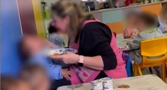 Babá agride bebê em creche e ameaça: “Se cuspir, enfio de novo”