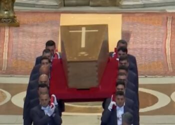 Cerimônia de fechamento do caixão do Papa Francisco concluída