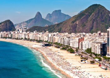 Essa praia do nordeste está sendo comparada com a praia mais visitada do Brasil!