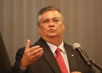 Dino exige explicações de Sóstenes Cavalcante sobre acordo de emendas