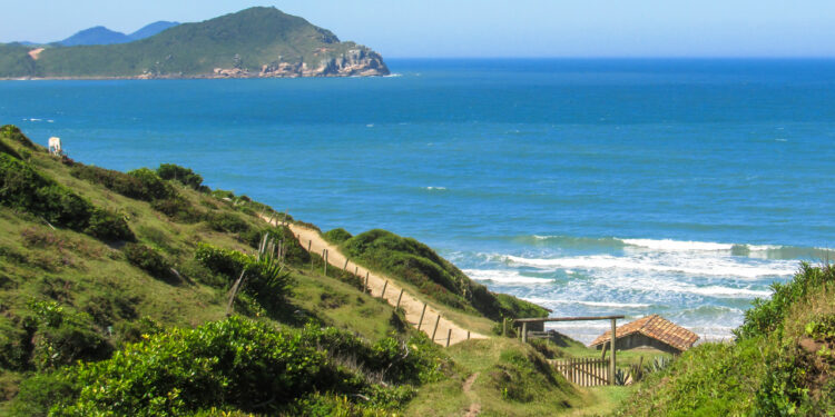 Os 12 destinos paradisíacos para visitar no Brasil em 2025!