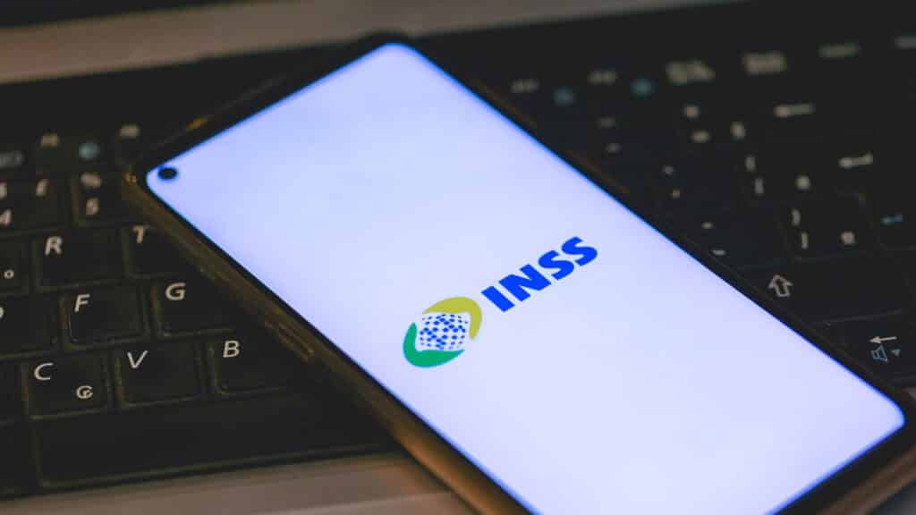 Avós, padrastos e tios passam a poder deixar pensão do INSS para netos com nova lei