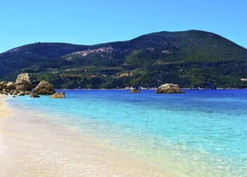 Ilha mais isolada do mundo guarda segredos e é difícil de visitar