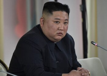 Coreia do Norte lança navio de guerra e acende alerta global