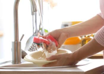 Como manter as unhas impecáveis mesmo lavando louça diariamente