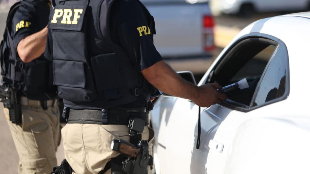 Nova multa pesada será aplicada a motoristas brasileiros que não estiverem com esses dois documentos exigidos por lei