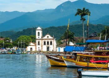 Cidade litorânea vira queridinha dos brasileiros com hospedagem gratuita em 2025!