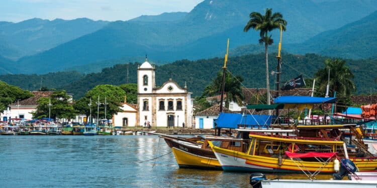 Cidade litorânea vira queridinha dos brasileiros com hospedagem gratuita em 2025!