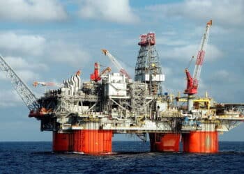 Imagem de extração de petróleo - Créditos: depositphotos.com / MasterMariner