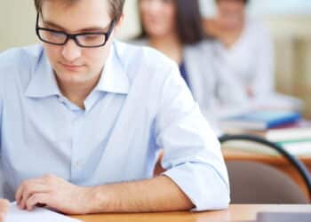 Milhares de brasileiros estão conseguindo vaga em concurso público sem pagar taxa