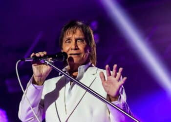 Show e festa em Natal: Roberto Carlos comemora 84 anos com bolo e fãs