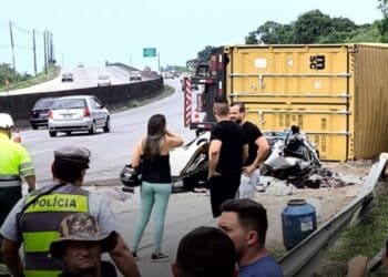 Três pessoas morrem em grave acidente no litoral de SP