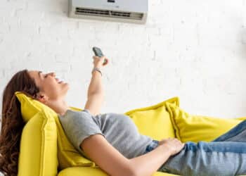 Quem usa o ar condicionado nesta temperatura paga 25% a mais na conta de luz!