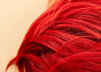 Imagem de cabelo com cor forte - Créditos: depositphotos.com / AntonMatyukha