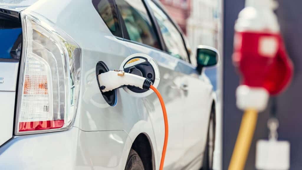 Carros elétricos crescem sem parar e regras mudam tudo no Brasil