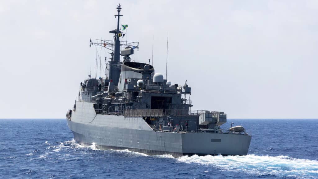 Coreia do Norte lança navio de guerra e acende alerta global