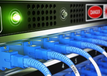 Entenda por que todo mundo está migrando pra Fibra óptica!