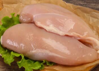 Frango causa câncer? Estudo acende o alerta (com uma grande ressalva)