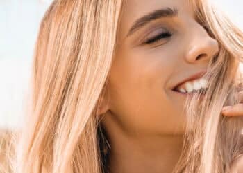 Mulher com cabelo saudável no outono - Créditos: depositphotos.com / HayDmitriy