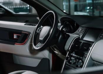 O que significa a luz da injeção eletrônica acesa no painel do carro?