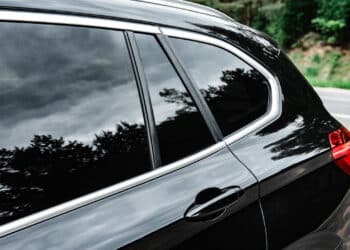Veja as novas regras e benefícios para o uso de película no carro em 2025!