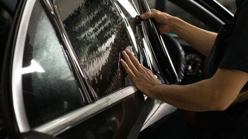 Veja as novas regras e benefícios para o uso de película no carro em 2025!