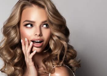 Mulher com perfume para cabelo - Créditos: depositphotos.com / Sofia_Zhuravets