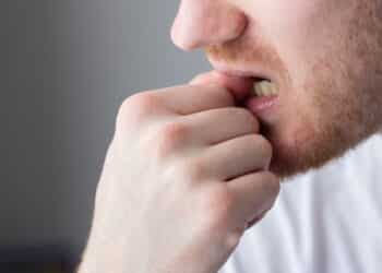 Roer unhas leva jovem a sofrer avc por infecção bacteriana. saiba mais