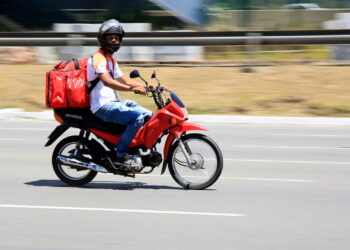Quem anda de moto precisa saber disso antes de sair de casa para não ser multado