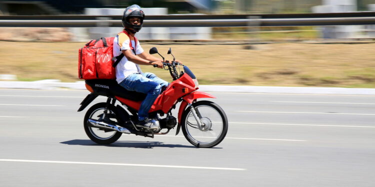Quem anda de moto precisa saber disso antes de sair de casa para não ser multado