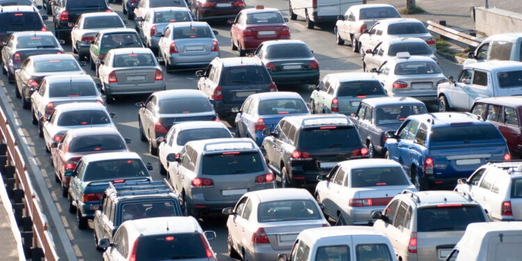carros em trânsito - Créditos: depositphotos.com / ministr