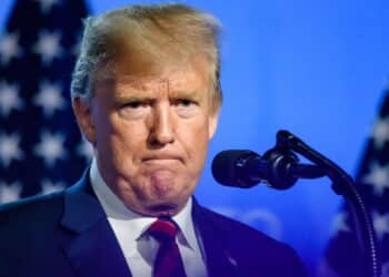 Após conversa com Zelensky no funeral do Papa, Trump ameaça Putin
