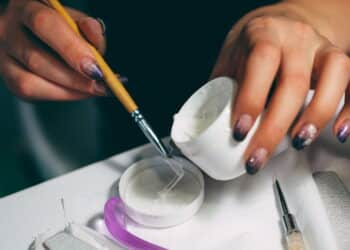 Profissional manuseando o gel para aplicação nas unhas - Créditos: depositphotos.com / different_nata
