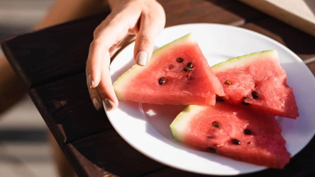 Como plantar melancia do jeito certo e colher frutas grandes e doces