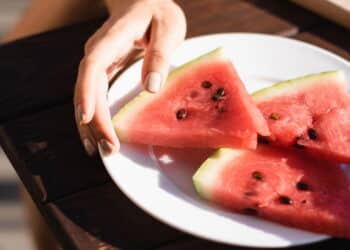 O que acontece com seu corpo se você comer melancia todos os dias? Veja os efeitos surpreendentes