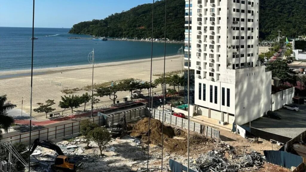 Prédio de luxo em Balneário Camboriú é demolido em uma das maiores operações do Brasil!