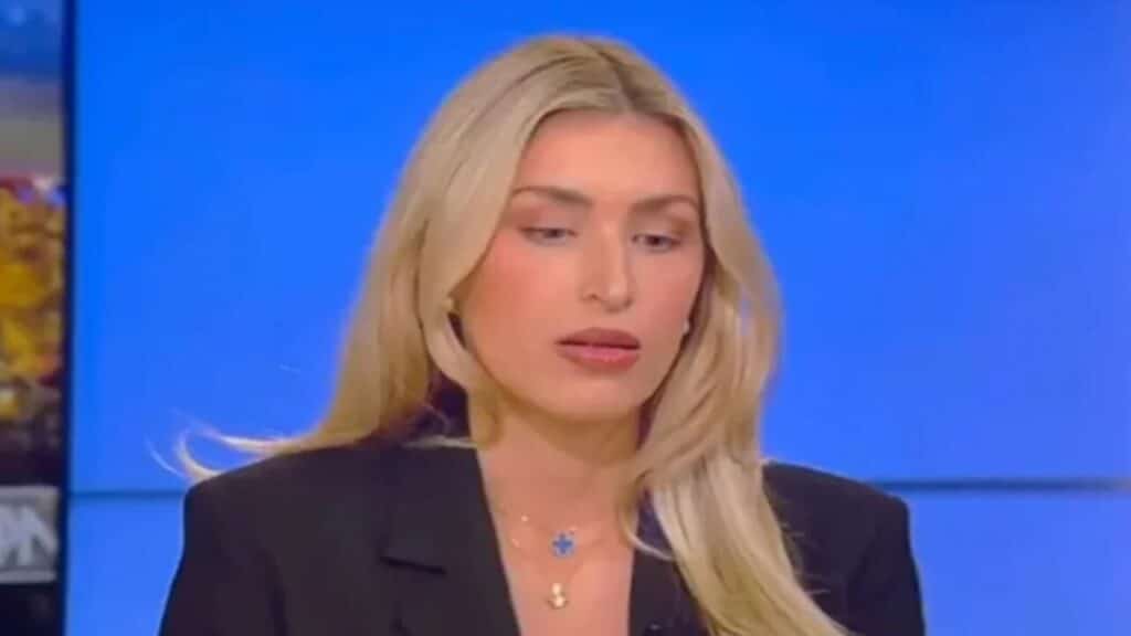 Ex-funcionária de Trump desmaia durante programa ao vivo e assusta a todos