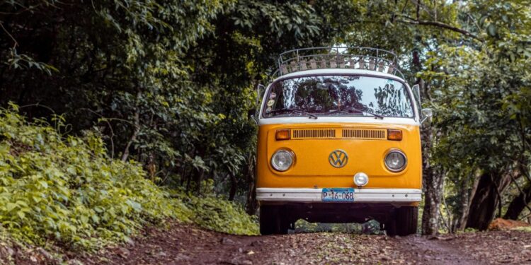 Chineses inovam com 'Kombi' híbrida inusitada de 8 portas e tecnologia da BYD