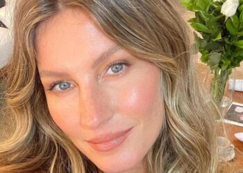 Gisele Bündchen emociona fãs ao revelar primeira foto com o filho caçula no Dia das Mães