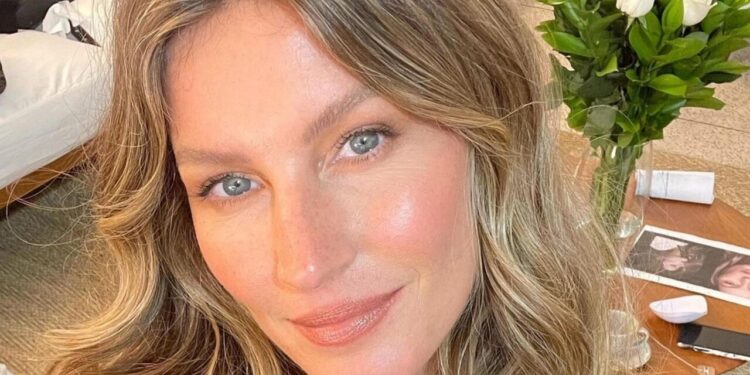 Gisele Bündchen emociona fãs ao revelar primeira foto com o filho caçula no Dia das Mães