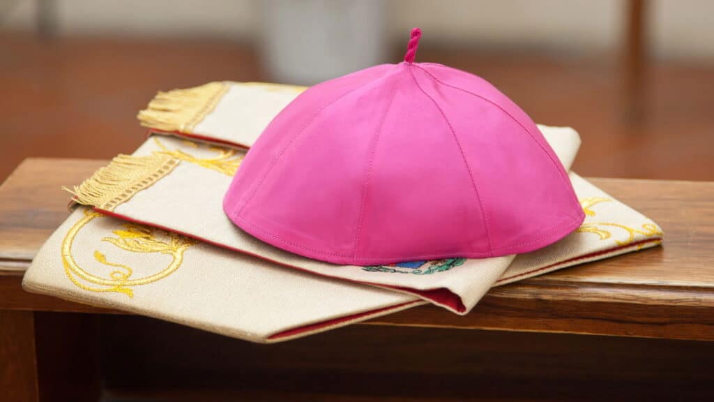 Urgente! Fumaça branca anuncia a eleição do novo papa em conclave