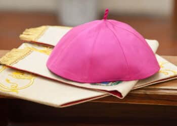 Conclave começa amanhã com bloqueio total de celular no Vaticano; entenda