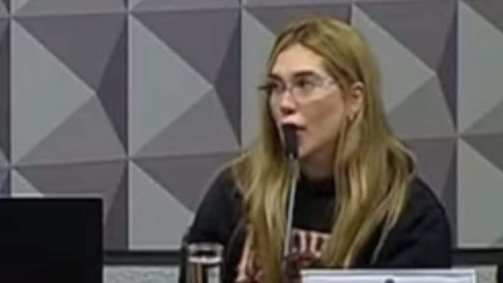 Virginia confunde microfone com canudo durante CPI e imagens viralizam