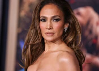Jennifer Lopez sofre acidente durante ensaio e assusta fãs