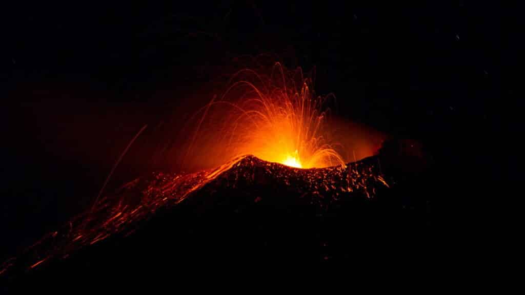 Imagens impressionantes: vulcão entra em erupção no Havaí e lança lava a 300 metros de altura