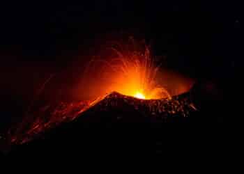 Nuvem rosa gigante chama atenção após erupção de vulcão na Indonésia; veja imagens