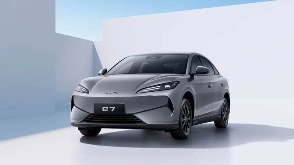 BYD e7 surpreende: novo sedã elétrico chega às lojas e o preço baixo impressiona