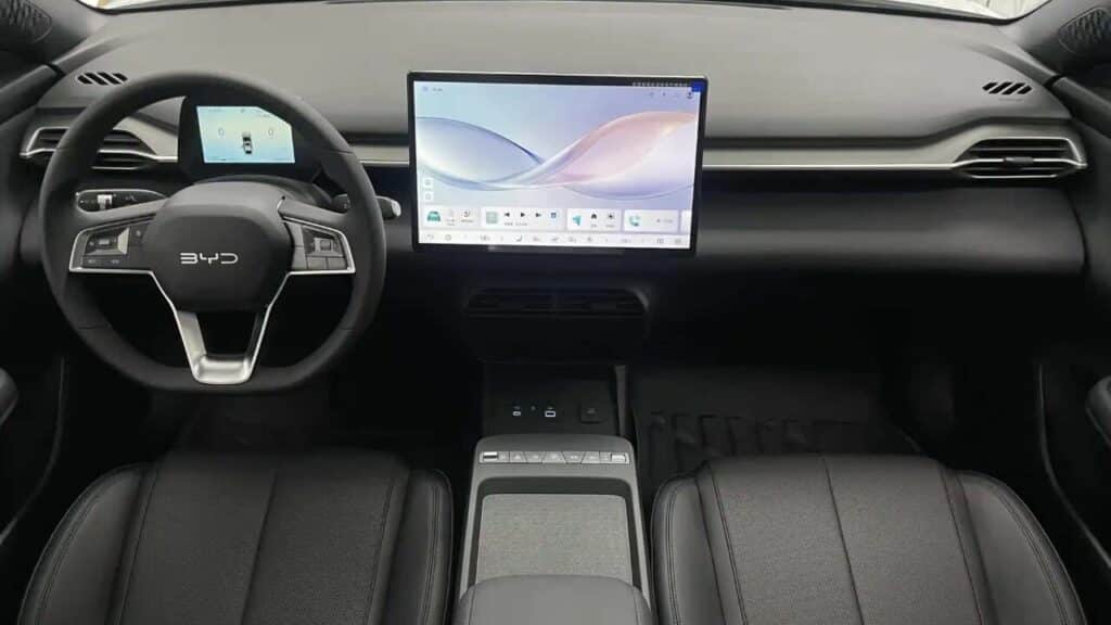 BYD e7 surpreende: novo sedã elétrico chega às lojas e o preço baixo impressiona
