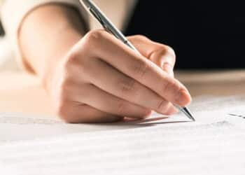 Grafologia: saiba o que revela a personalidade de quem sublinha o próprio nome na assinatura