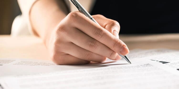 Grafologia: saiba o que revela a personalidade de quem sublinha o próprio nome na assinatura